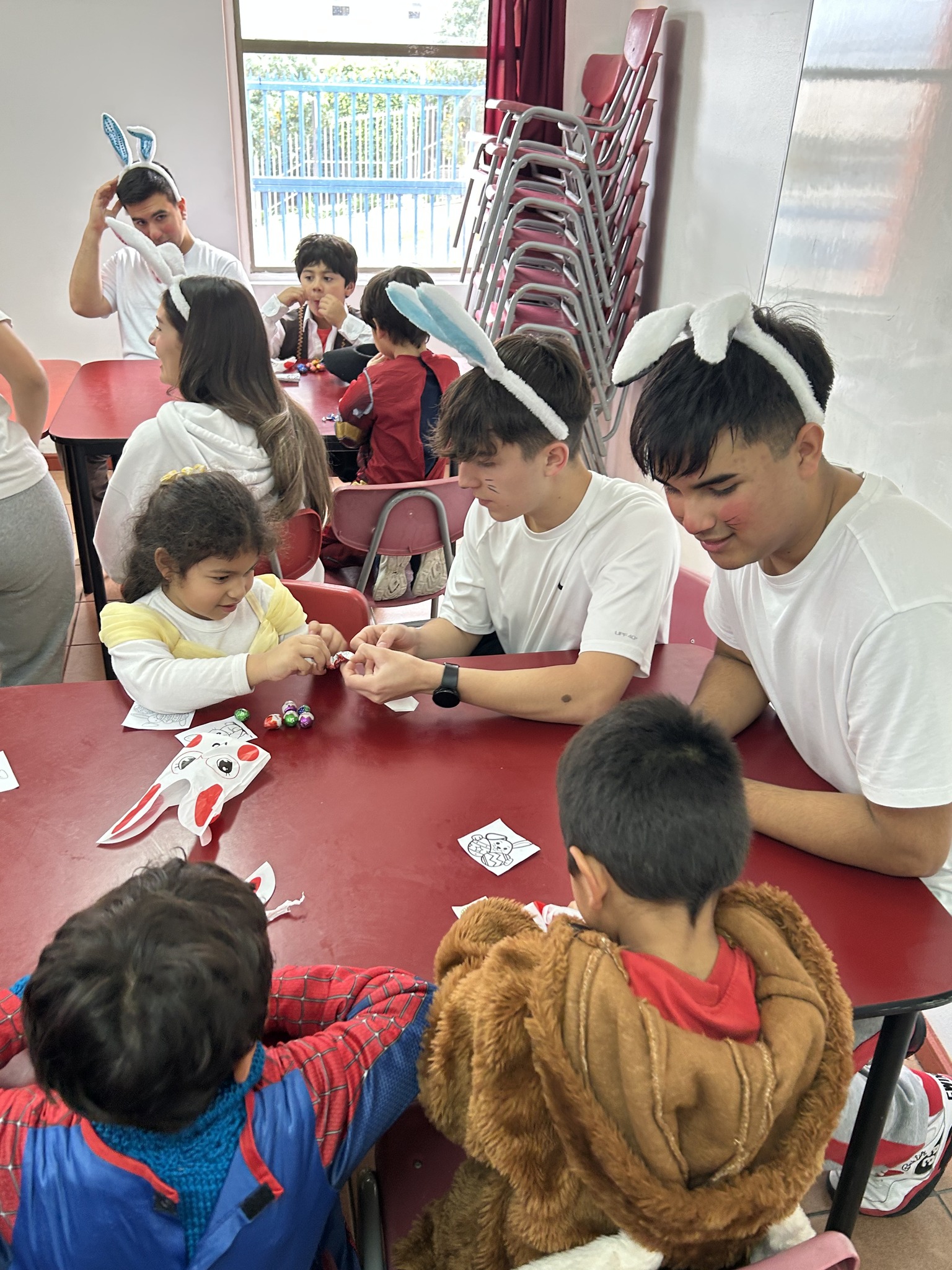 ¡El apadrinamiento de nuestros queridos estudiantes de 4° medio a los pequeñitos de Kínder! 2025 - 493042747_1158783979377926_2462843342535682302_n.jpg